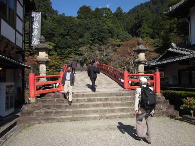 バス亭降りたすぐのところで、草餅を買いました。<br /><br />少し甘かったな〜<br /><br />橋を渡り、室生寺へ。