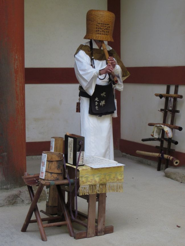 男性が笛を吹いていました。<br /><br />雰囲気ありますね。