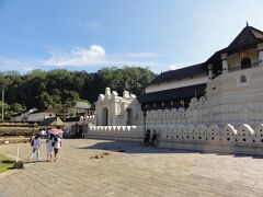 お釈迦様の歯が納められている仏歯寺へ