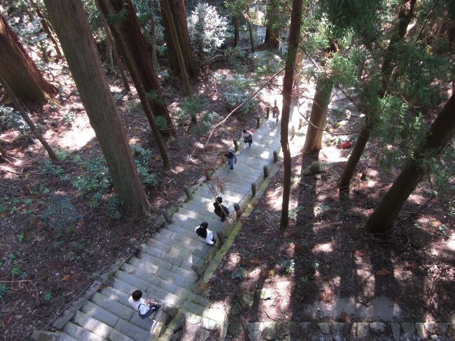 このように急な険しい階段を上がると奥ノ院に到着。<br /><br />