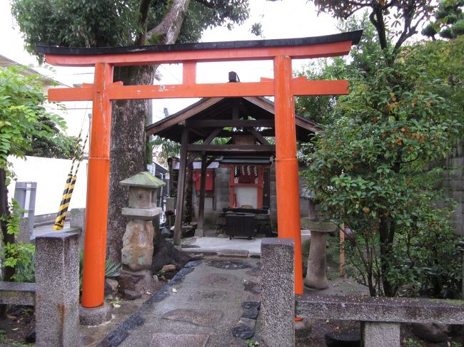 奈良駅をブラブラ・・・ではなく、これからバスに乗ります。<br /><br />昨日雨の中、旅館でガイドブックとにらめっこ。<br /><br />悩みに悩んで、柳生剣士の里へ向かうことにしました。<br /><br />雨だから美術館という手もありました。<br /><br />しかし漫画あずみで出てきた、柳生の里が気になっていたのです。<br /><br />しかも漫画の舞台もちょうど雨！<br /><br />きっかけはこんなもの〜〜