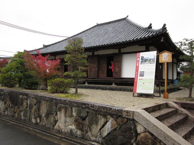 ガイドブックによると、本堂は鎌倉時代の建造、内部には坐像が安置され、拝観には事前予約が必要だそう。<br /><br />しかし雨の柳生、訪れる人も少なく拝観させてくれました。<br /><br />３体の坐像、素晴らしかったです。<br /><br />