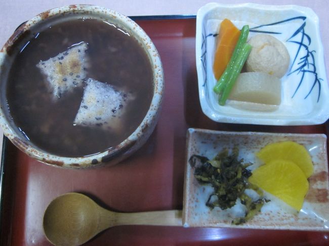 やっと食事にありつけた（涙）<br /><br />柳生茶屋にて、茶粥のセット。<br /><br />素朴な味でおいしかった。<br /><br />広い店内、お客はわたしと地元のおじいさん一人。<br /><br />食べ終わる頃、ご夫婦観光客と若い青年一人が来店。