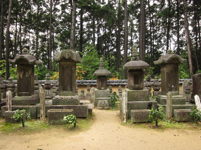 芳徳時の裏手を行くと、柳生一族のお墓があります。