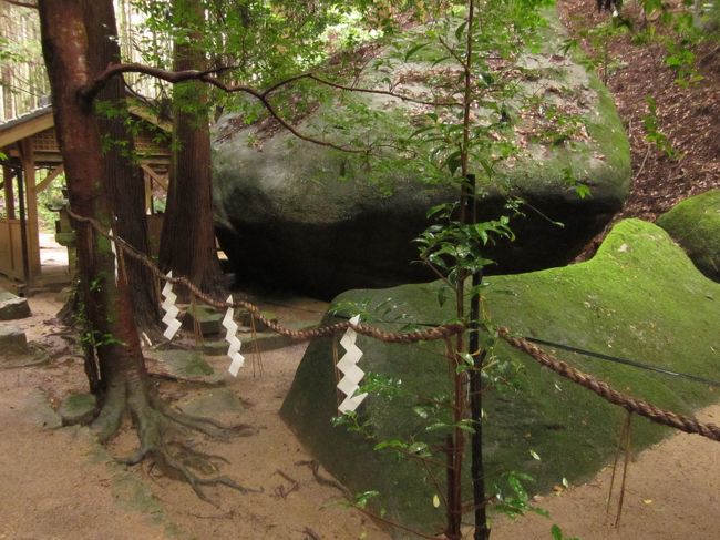 亀の姿をした岩が祀られていました。<br /><br />雰囲気はあるのだけど、薄暗くて怖い・・・<br /><br />勇気を出して、ここをさらに奥へ行くと・・・
