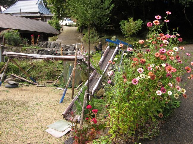 近所の方が作られたのでしょうか、手作りのブランコやすべり台が広場に、先ほどの花と絵になります。