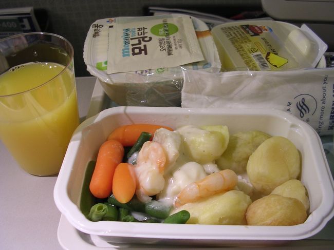 インチョンからセブへは夜便です。到着は夜中の12時ころでした。<br />機内食のお味はごく普通です。