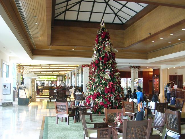 実は、初日のみウォーターフロントホテル（空港ホテル）に宿泊。<br />このホテル、朝食、サービス、部屋いずれも、もうちょっとな感じです。<br />1泊だけだし、まあいいか、です。<br /><br />この時期はまだ、ツリーが出てて、少しお得な気分に浸ります。