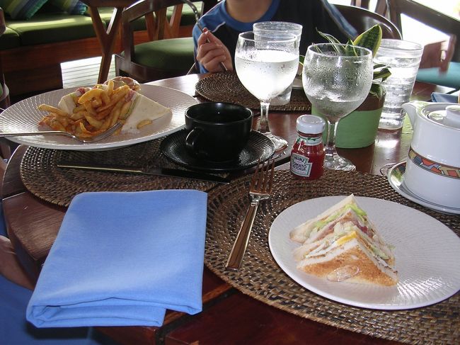 昼前にシャングリラに移動して、まずはプールサイドで食事です。<br /><br />食事のあと、ハロハロを食べましたが、おいしくて写真を忘れてしまいました（笑）。