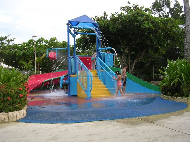 新しくできていたプールサイドの施設。<br />いろいろなしかけがあり、子どもが気に入っていました。