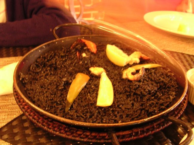 ホテル前のスペイン料理屋「オラ・エスパーニャ」で夕食です。<br /><br />このレストラン、お値段お手頃ですが、なかなかの腕前です。食事にウルサイ妻が、「どれを食べてもおいしい。毎日行きたい。」と、めずらしくほめたレストラン。<br /><br />確かにどれもおいしかったです。値段は日本の半値くらいでしょうか。<br /><br />写真はイカスミのパエリヤ。