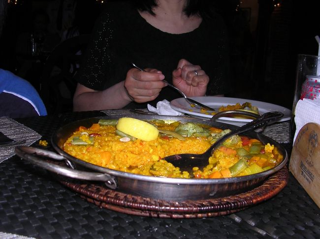 野菜のパエリア、ピザなどでしたが、パエリヤが一番美味でした。<br />また行きたい・・・。
