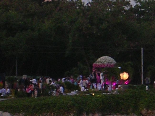 インド人のみなさんが結婚式をされていたようです。ここで結婚式したら、さぞ高いのでしょうね。