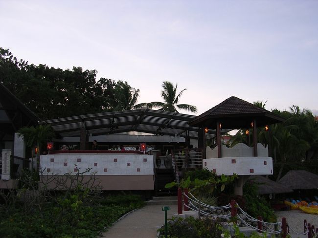 ビーチのバー。これも良い雰囲気のお店でした。<br />