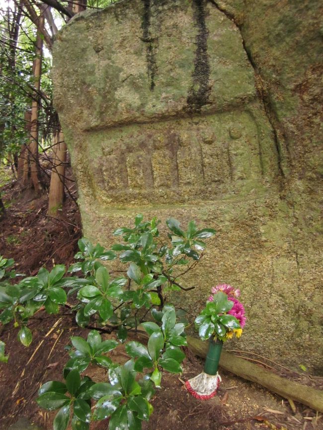 さすがに歩き通しで、バスで帰ろうと思っていました。<br /><br />しかしバス時間まで３０分以上の待ち時間。<br /><br />歩いてすぐの「疱瘡地蔵」へ向かいます。<br /><br />こちらは道端の野仏、六地蔵。