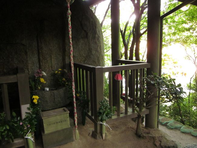 「疱瘡地蔵」<br /><br />室町時代に徳政を得た百姓が、記念して作ったとガイドブックにありました。<br /><br />土の中から発見されたそうです。<br /><br />そして、ここでむくむくといつもの悪いクセが。<br /><br />時間もあるし、リベンジで阪原峠を逆ルートで辿ることにしたのです。<br /><br />はっきり言って、ちょっとした登山となりました。<br /><br />バス時間にも遅れられないし、かなりの早歩きで山を越えました。<br />