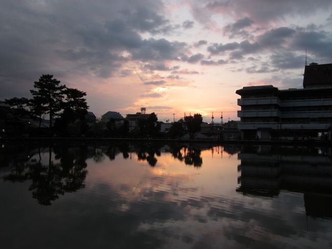 おなかが空いた♪<br /><br />こちらは途中通った猿沢池。夕日がキレイ。