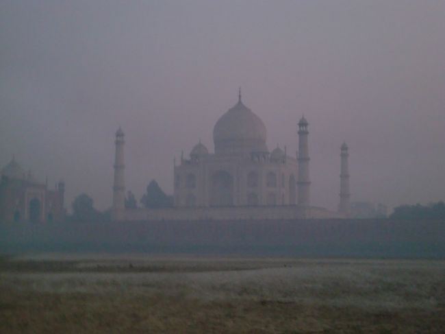 対岸からみたタージ＝マハル。<br />結構遠く、着いたときにちょうど日没なのでかすんで見える…。