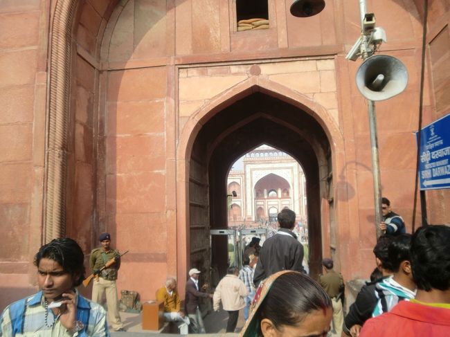 出口はこんな感じ。<br />出口付近はフツーに市街地でビックリ。