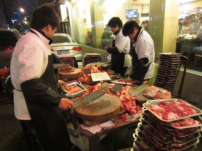 お店の入口では羊のお肉を一生懸命切るお兄ちゃん達が。<br /><br />お兄ちゃんのメンツがあんまり変わってないです。