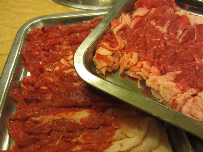 この日寒かったこともあり、火鍋は大人気。みんなが集まってから大世界駅から歩いて来て、8時に到着しました。お店の前はものすごい混雑してました。<br /><br />整理番号をもらうためにお店に入って、8名、と伝えると、「全員そろってるのか？」と聞かれました。そろってるよ、と言ったら、すぐに席に通してくれました。超ラッキー！！大勢で来て良かったです。<br /><br />写真は頼んだ羊肉。