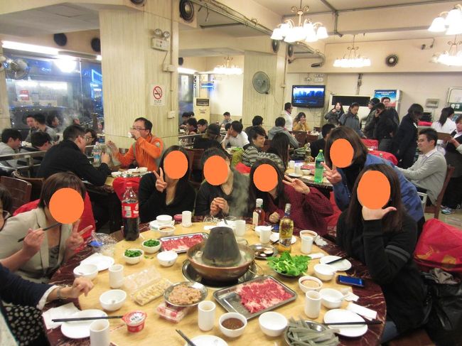 本日の火鍋会メンバー。<br /><br />黒いセーター着てピースしてるのが私。<br /><br />台湾人と日本人の混合メンバーです。<br /><br />女子だけで写真撮ったんですけど、一人足りない？と思ったら、友人1名が微妙に左端のフレームから外れてました…汗<br />