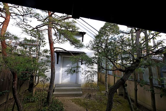 後ろに倉，良くできた復元建物だ