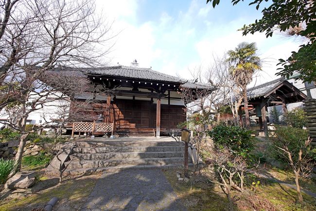 さびれた本堂のような建物と