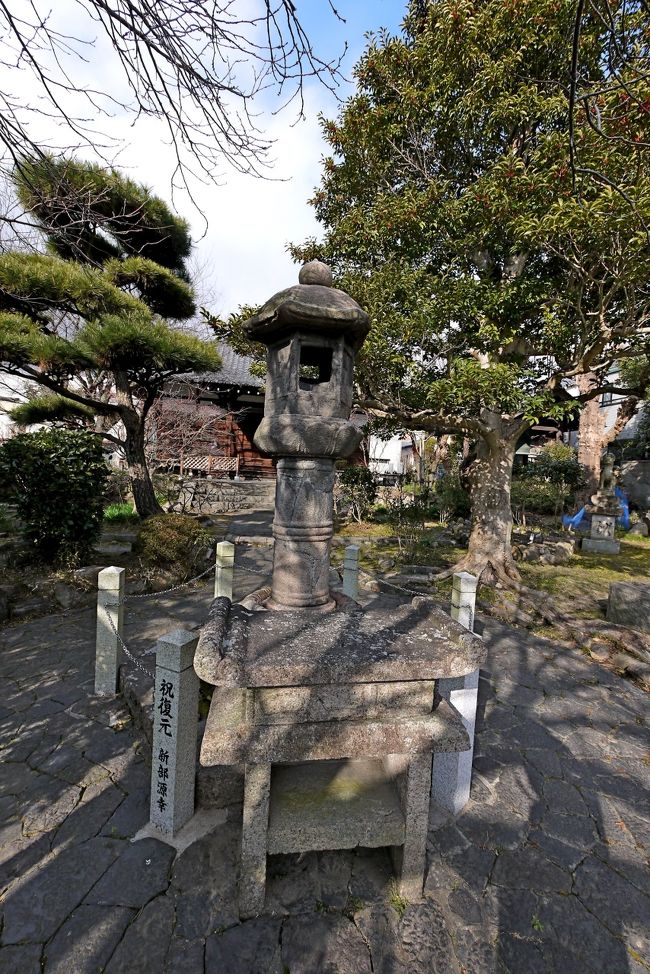 この石燈籠啼燈籠といって，なんと1257年の銘が入っている古いもの，昭和19年の地震でばらばらになっていたものを平成22年復元．1740年代に別の場所に移したら，振動して啼いたのでまた元の場所に移したという由緒ある燈籠