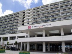 サザンビーチホテル＆リゾート沖縄　　
http://www.southernbeach-okinawa.com/
ここの決めては、空港から近い、海がすぐ近くにある、雨が降ってもいい様に
室内プールがある、と言う事で。先月に沖縄に来た時にすぐ近くの“豊崎ビーチ”が凄く綺麗だったのでその近くがいいな、と思ったから。