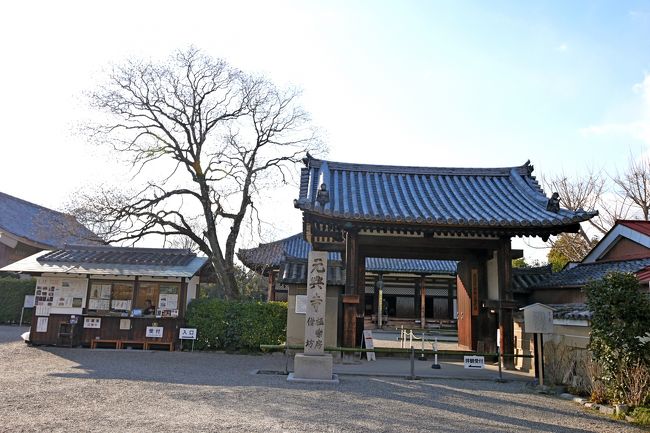 東門に回る．重文