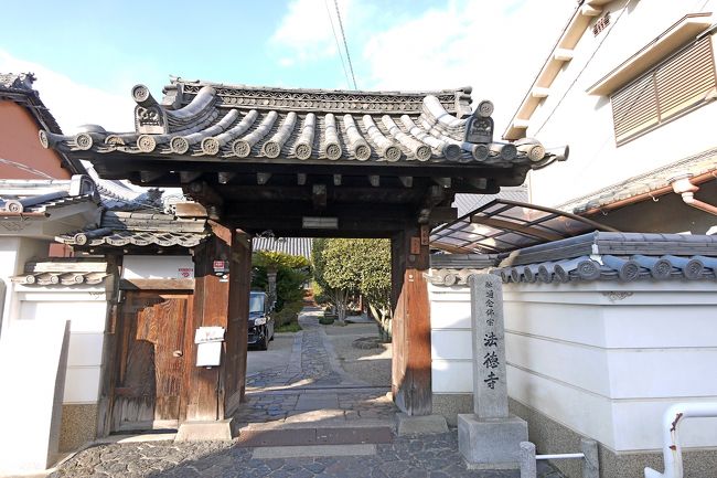 1528　このあたりには小さなお寺が多い　法徳寺の門