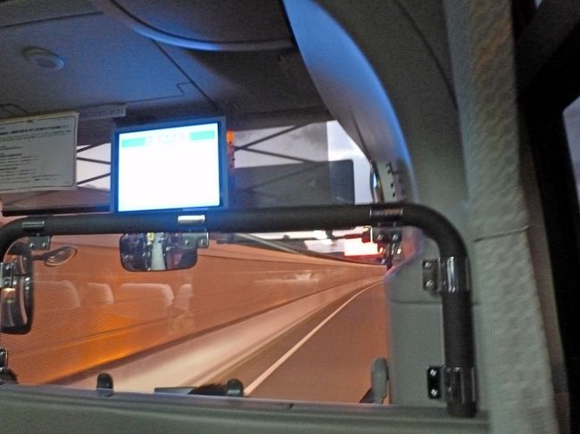 1720発で伊丹空港へ．ＯＣＡＴは地下にあり，外へ出る．最初は3人しか乗っていなかったが，なんばのバス停で満杯．