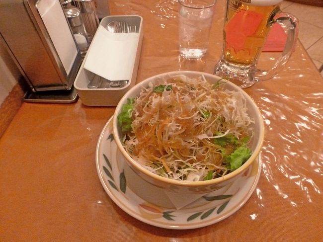 サラダは100円だがドレッシングが多くかかり過ぎ塩辛い