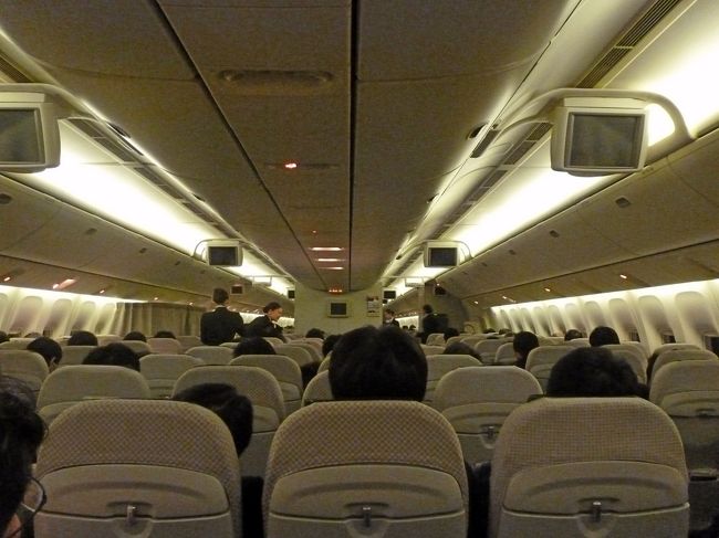 座席も後ろ，内側の座席．57Ｆだ．まあただだししかなない．