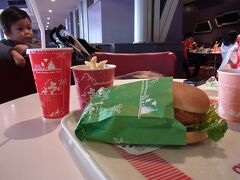 ジュビレーションを見終えて、ようやくお昼ご飯。

トゥモローランドテラスでハンバーガーを食べます。
