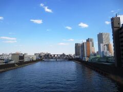 午後３時･･･

日本橋から歩いて来て、やっと隅田川に
かかる「千住大橋」を越えます〜。

橋の上に出る階段を上るのも疲れてきた頃
だったけれど･･･水を見て元気が出た〜。