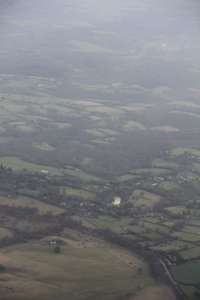 久々のイギリス上空。畑が広がってます。