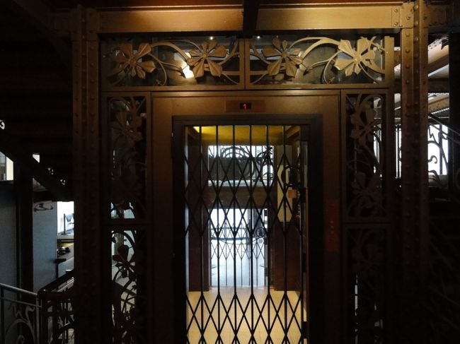 「エレベーター」　が　「旧式」　でした。<br /><br /><br />「扉」　を自ら　「手動」　で閉めます。