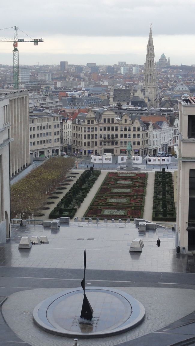 手前は　「王立美術館」　周辺です。<br /><br /><br />「芸術の丘」　と言うそうです。