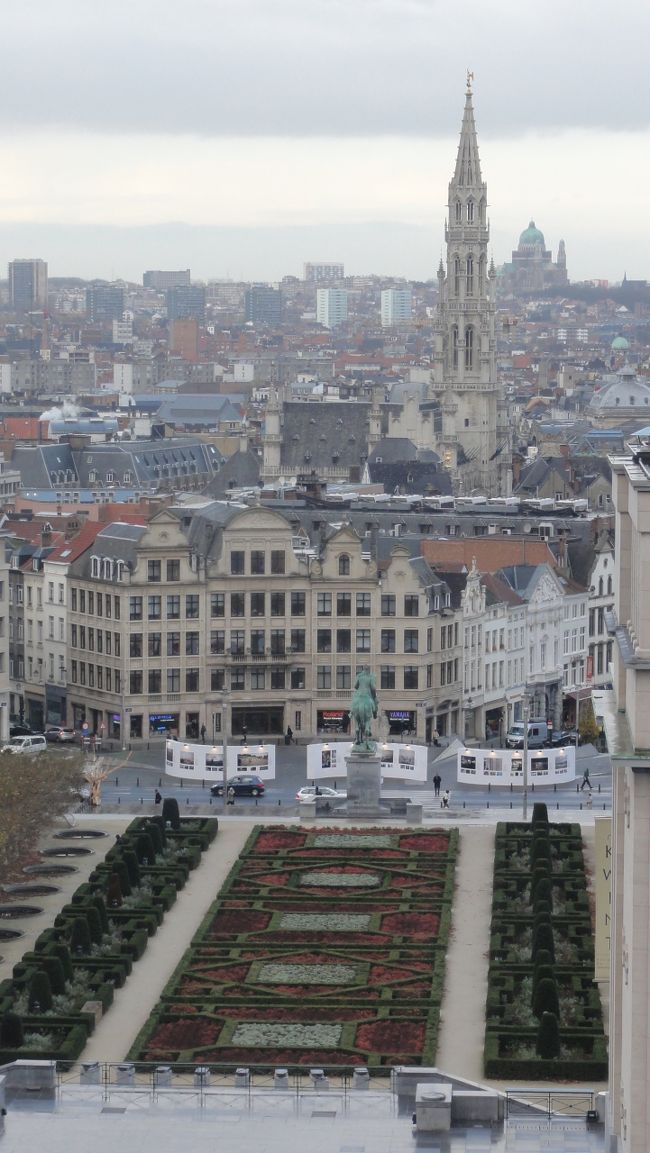 奥は　「グラン・プラス」　辺りです。