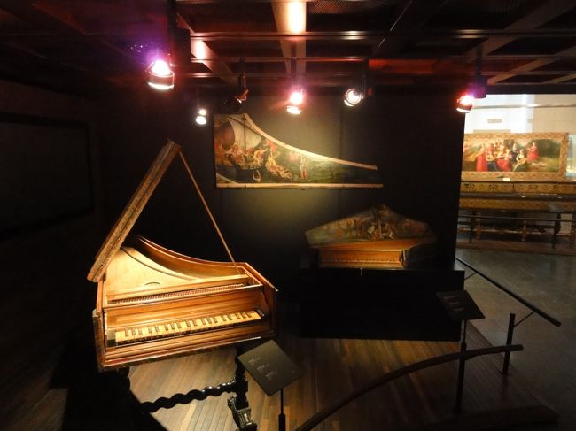 「３階」　は　「鍵盤楽器」　及び　「弦楽器」　です。