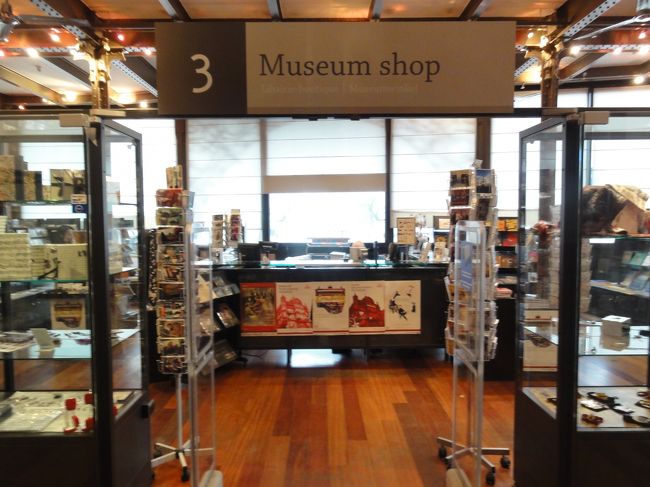 途中階で　「ショップ」　もあります。