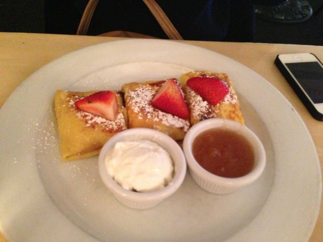 友人のはこれです( ^ω^ )メニュー名忘れました！<br />なんか、レモンが効いたチーズケーキがクレープの中に入ってる感じで美味しかったけど、重めだし飽きちゃうかな( ^ω^; )<br />友人は食べ切るのにそーとー苦労してました( ^ω^ ;)<br />両隣に座った方が日本の方で、やっぱり人気を実感！