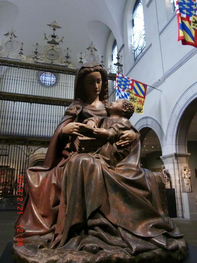 1階は正直ちゃんと見れてませんが、建物の一部や銅像が多かった印象です。