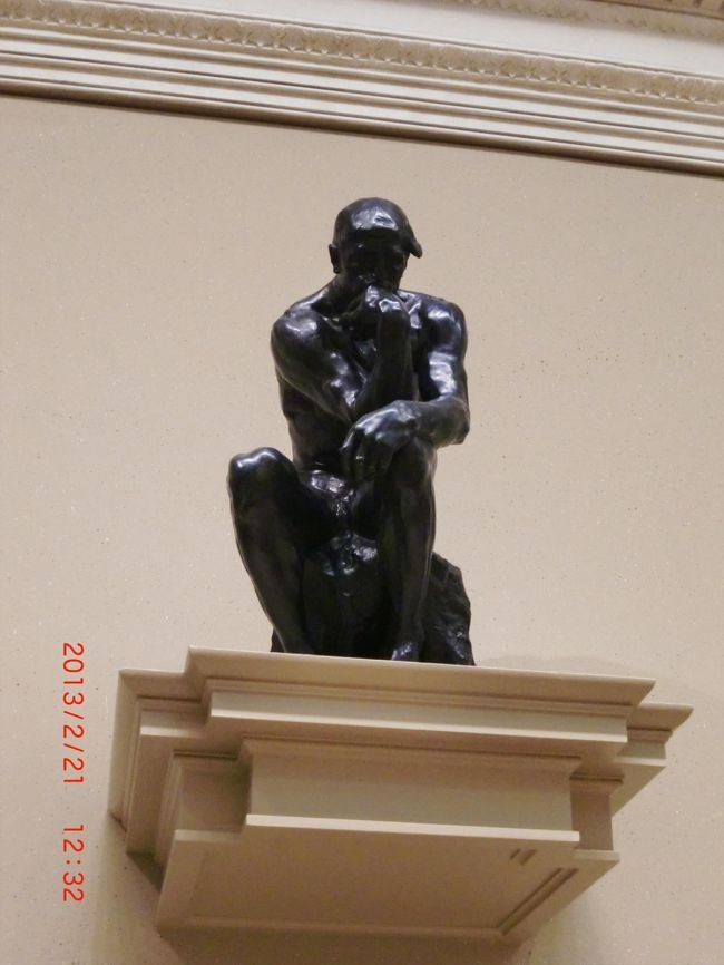 小さい考える人もいました！<br />後ろ髪を引かれつつ、メトロポリタン美術館をあとにして、なぜか食べて見たかったパストラミサンドのお店、パストラミクイーンへ！<br />フレンズのジョーイが美味しそうに食べてたので( ^ω^ ;)<br />しかし、テイクアウトしたものにはサンドではなく肉のみ...Σ（ﾟдﾟlll）<br />私の英語力...(°_°)<br />友人ごめん...そして、しっかり夕飯にしました！