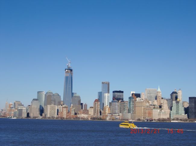 電車で移動してハリケーンの影響でリバティ島には入れませんが、近くまで行ってくれるので、バッテリーパークからフェリーに乗りました！これもCITYPASSで!<br />いちばん近くまで行く地下鉄1番ラインに乗ったのですが、途中で駅員さんが「Last stop,get out」と言って、私たちと他にひと家族は降りる間もなく扉は閉まり、変な倉庫にでも行っちゃうんじゃないかと、めちゃめちゃ怖かったです(°_°)ニューヨークでいちばん怖かったかも！途中もう使ってないボロボロの駅を通過したり...helpと叫びました(°_°)笑<br />前の車両に歩いて行ったら、電車のおじさんにペラペラといろいろ言われて、でもわかんなくって、とりあえず次止まったとこで降りました。<br />そこはRector st駅だったんですが、いま調べると、その使ってない駅は9.11のメモリアルの中にあるようです。<br />そして、降りたかったSouth Ferry駅は閉鎖されてました(°_°)<br />フェリーへは地下鉄1番ラインは使わないことをおすすめします(*_*)<br />