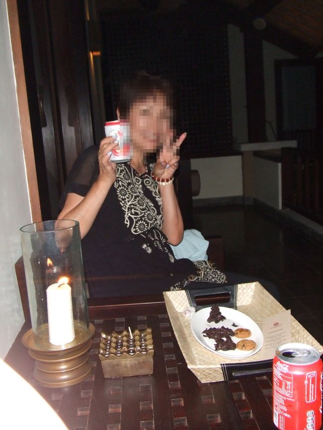 ホテルへ戻ると、ホテルから手作りのお菓子のサービスがあったので、ベランダ？でいただきました(^ω^)<br /><br />３度目のバリ☆〜移動日編〜に続く…