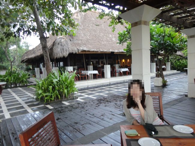 ２日目の朝。小雨が降っていました。<br />朝食はサンディパラ内にあるレストランマジョリで。<br />おいしいと有名なレストランです(^-^)