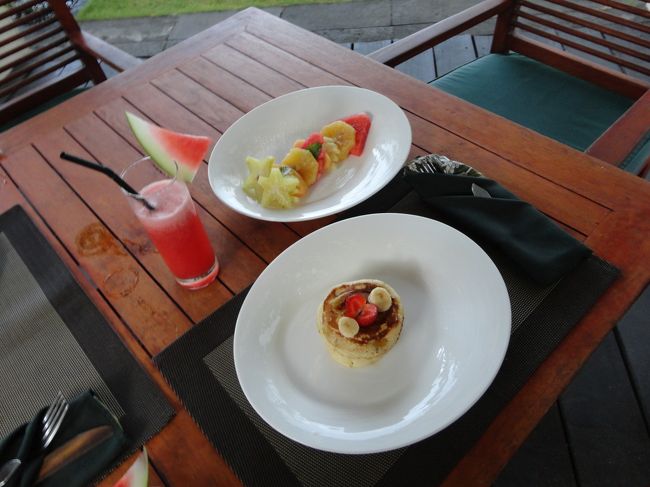 母はパンケーキとフルーツ。